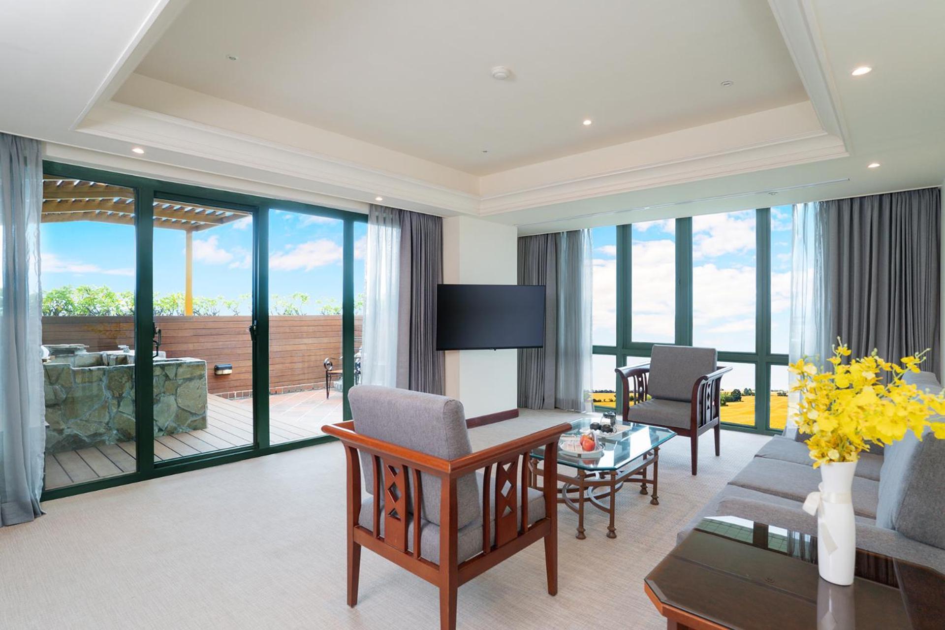 Formosan Naruwan Hotel Taitung Exterior photo A living room in a suite at the hotel